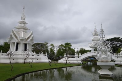 Ausflug weißer Tempel Buddhist Tower and Sukhawadee Bridge