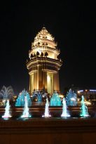 phnom-penh-independence-monument-night
