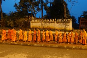 Luang-Prabang-Mönche-am-Morgen-Tak-Bat-Alomsenprozedur-1