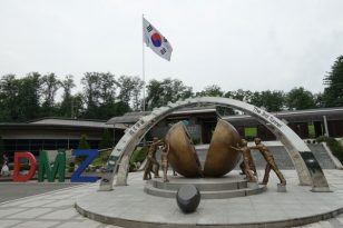 DMZ-Tagestour-von-Seoul-3rd-Infiltration-Tunnel-and-DMZ-Theater-3